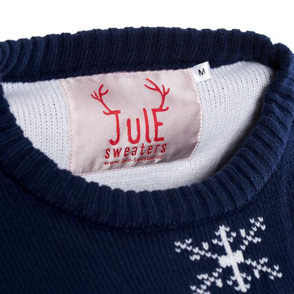 Blauer Weihnachtspullover mit geripptem Halsbund und Jule Sweaters Markenlabel, nachhaltige Baumwolle.